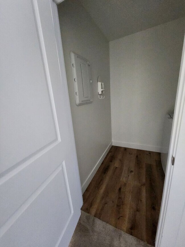 Building Photo - Beautiful Modern Townhome with Spacious La...