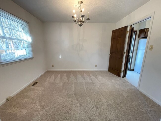 Building Photo - Lovely 3br 2ba home in quiet Chapel Hill neighborhood, walking distance to McDougle Elementary!