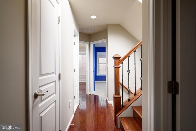 Building Photo - 2638 S Kenmore Ct