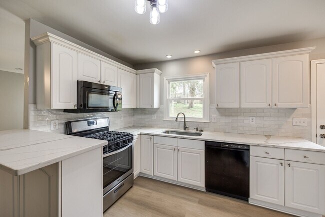 Building Photo - Beautiful 3 bedroom 2 full bath Ranch on a cul-de-sac in Charlotte's Walnut Creek community.