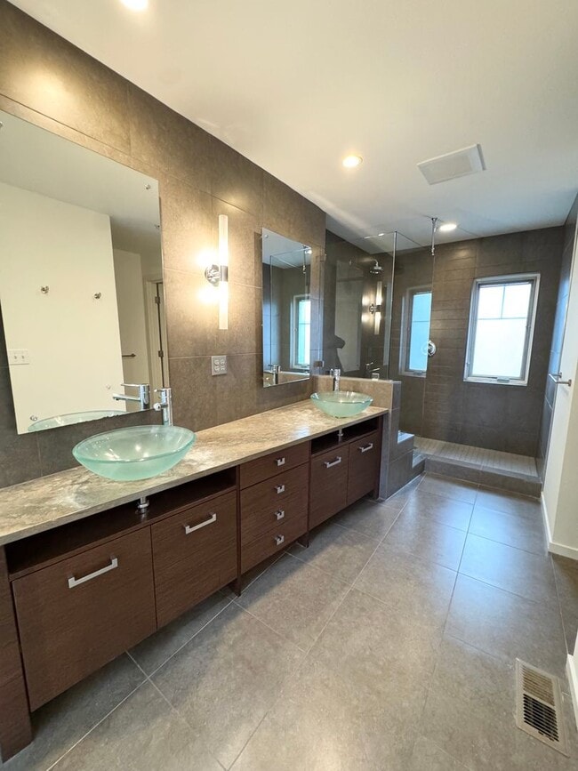 Building Photo - Rare Townhome 2 bed 2 bath in Heart of Bellevue Downtown