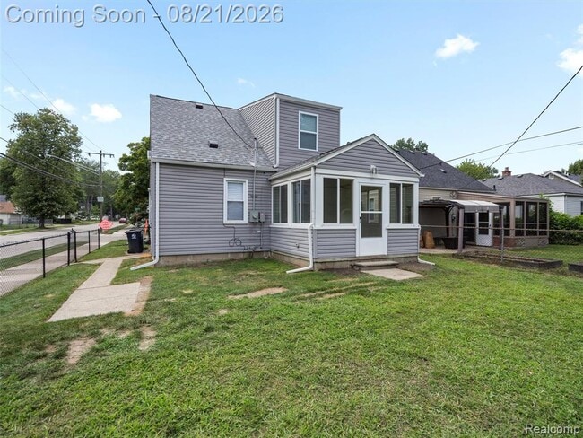 Building Photo - 1027 S Wilson Ave