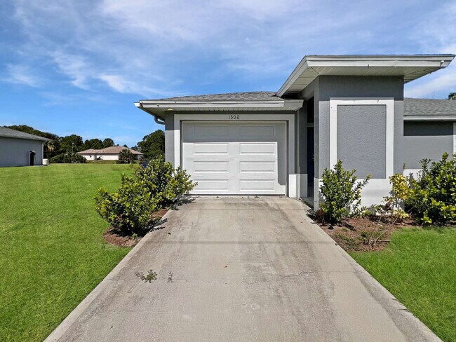 Building Photo - Move-In Special! Half Month FREE – APPLY b...