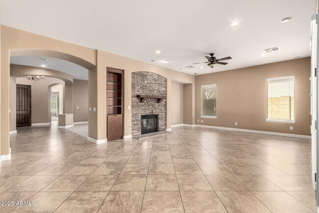 Building Photo - 15812 W Cypress St