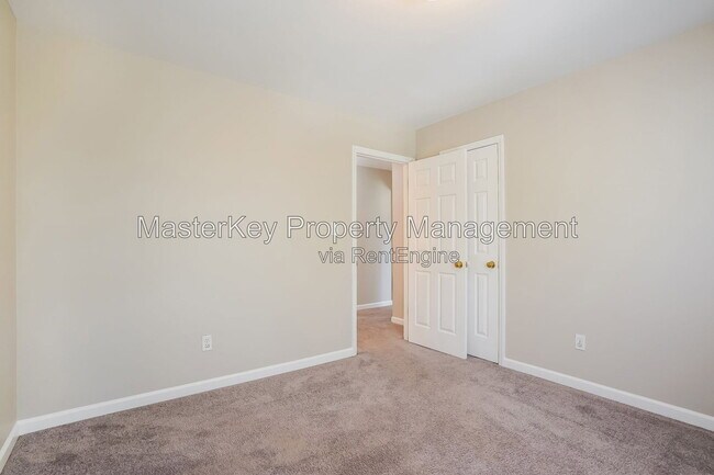 Building Photo - 1600 Nesfield Pl