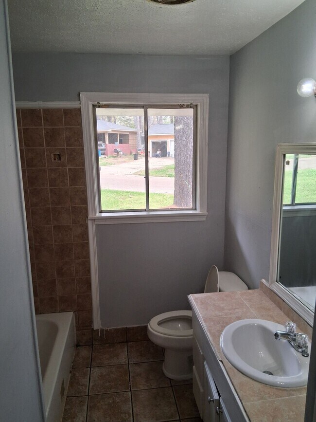 Building Photo - 1933 Wisteria Dr