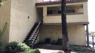 Building Photo - 2 Bed 1 Bath condo with garage- Gated Comm...