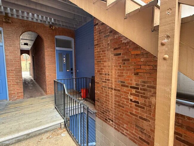 Building Photo - "Furnished Urban Oasis: Spacious 1-Bedroom in Prime St. Louis Location, SOULARD – 900 Sq Ft of Co...