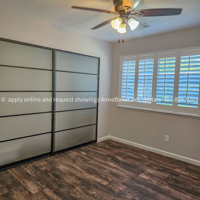 Building Photo - Exquisitely Updated Condo - Must See