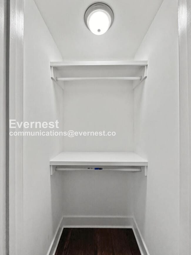 Building Photo - 2332 Oak Ct