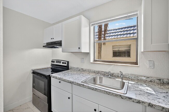 Building Photo - QUICK MOVE IN - FIRST MONTH FREE | Bright & Modern 1-Bedroom Apartment in Prime Oakland Park Loca...