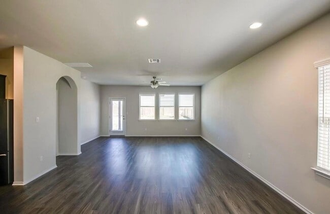 Building Photo - 129 Goldfinch Dr