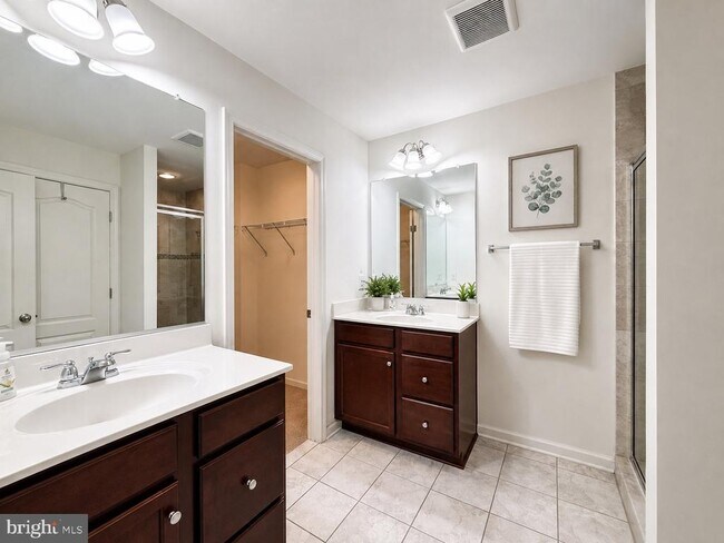 Building Photo - 4811 Hicks Dr