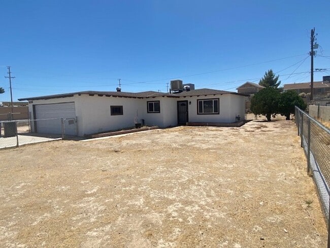 Building Photo - **232 Woodham Ave Barstow** Beautiful Spac...