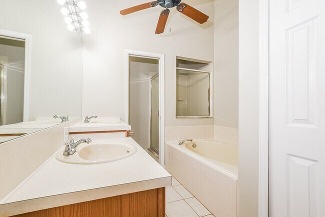 Building Photo - 13720 Meadowpark Ave