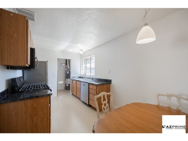 Building Photo - Welcome to this Charming 2/1 Phoenix Duplex Unit!