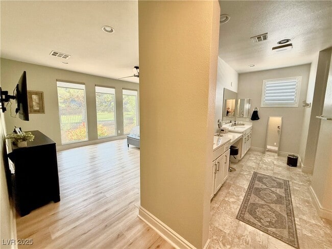 Building Photo - 4760 SE Clifftop Dr