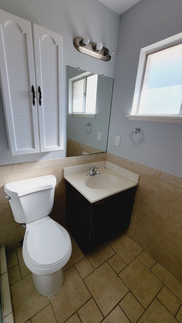 Building Photo - Adorable 2 bdrm, 2 bath apartment in West ...