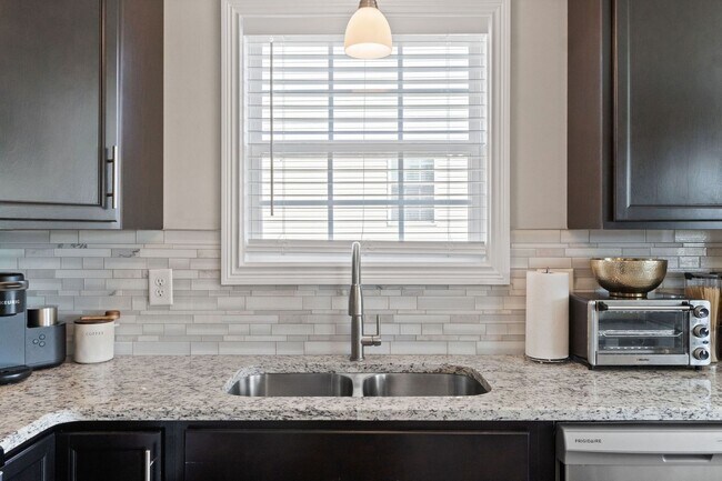 Building Photo - Pet Friendly Three Bedroom with Bonus!