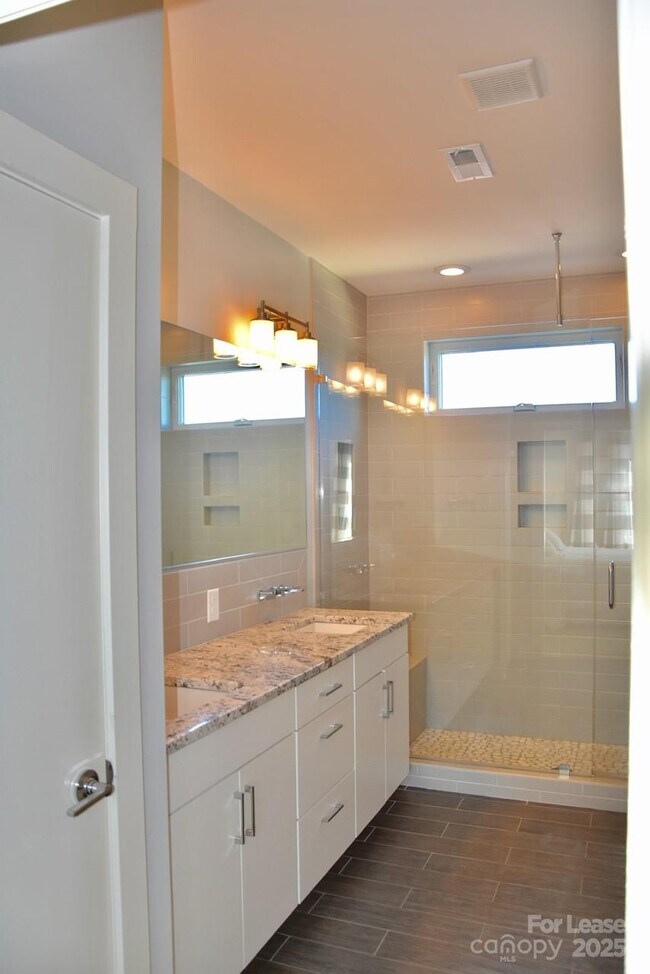 Building Photo - 916 Westbrook Dr