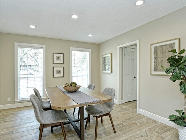 Building Photo - 4301 Balcones Woods Dr