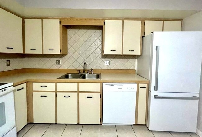 Building Photo - 2053 Oak Meadow Cir