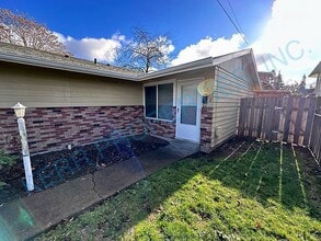 Building Photo - Charming 2-Bed Retreat on SE Steele St., Cozy Comfort in 794 Sq Ft!