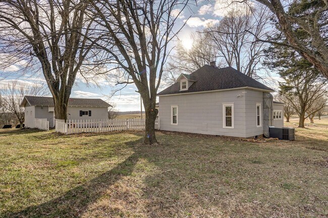 Building Photo - Charming Country Home — 4 Bed | 1 Bath | 1,500 Sq Ft