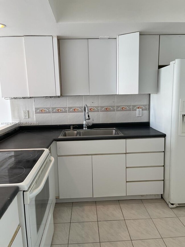 Building Photo - 1450 Lincoln Rd