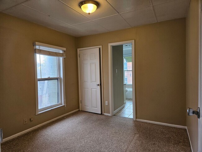 Building Photo - Top Floor Renovated 1 Bed/1 Bath Apartment in Victorian 4-Plex