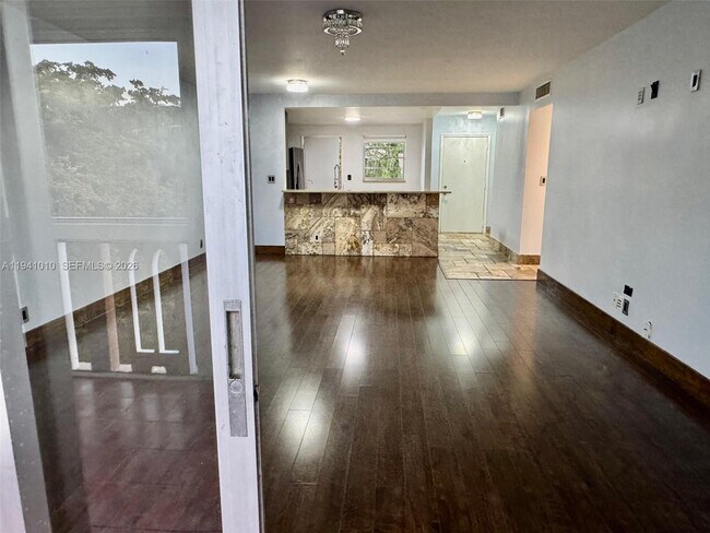 Building Photo - 900 NE 12th Ave