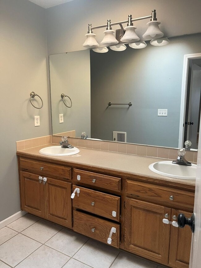 Building Photo - 3 bed 2.5 bath townhome off Bob Billings!