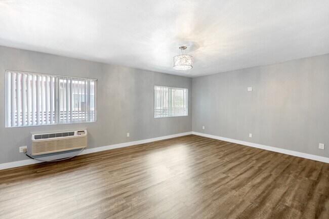 Building Photo - 1539 Pumalo St E