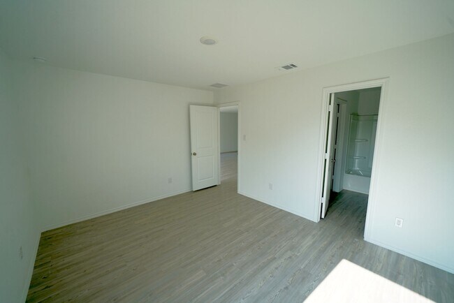 Building Photo - Gorgeous like-new home Available for Rent in Converse! Realtor Commission: $500