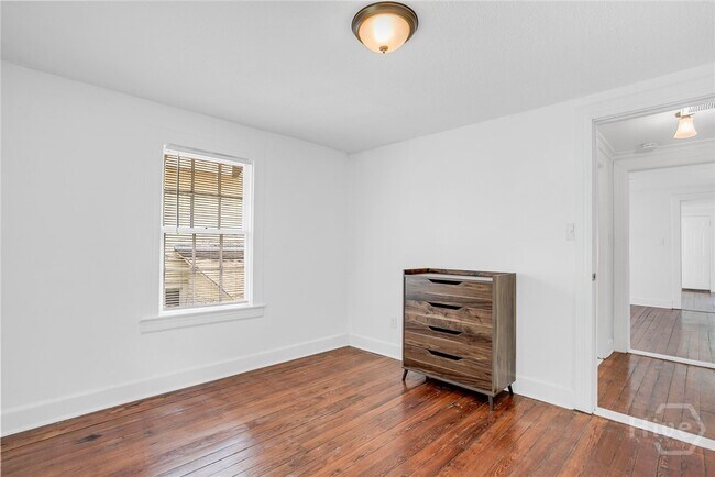 Building Photo - 906 E 39th St