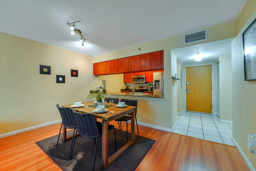 Building Photo - 1200 Brickell Bay Dr