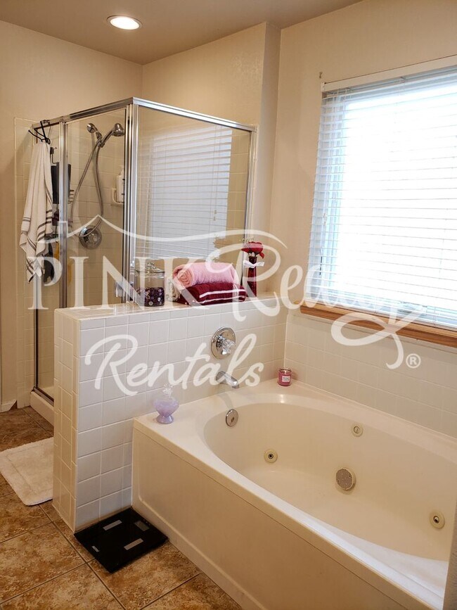 Building Photo - Gorgeous 5 Bedroom Home in D20!