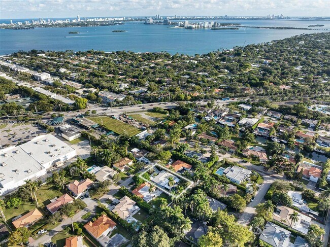 Building Photo - 10618 NE 11th Ct