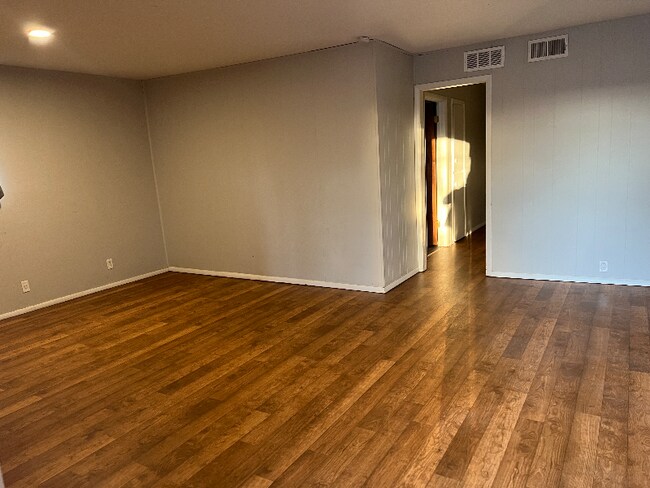 Building Photo - 2024 S Johnstone Pl