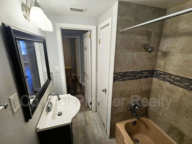 Building Photo - 501 25th Ave W