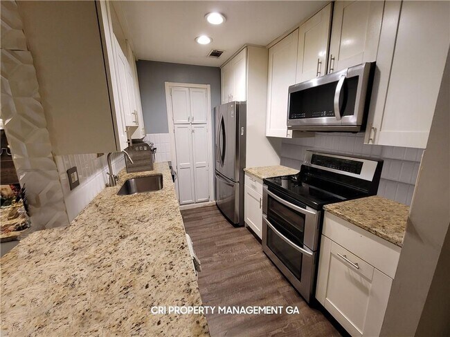 Building Photo - 24101 Plantation Dr NE