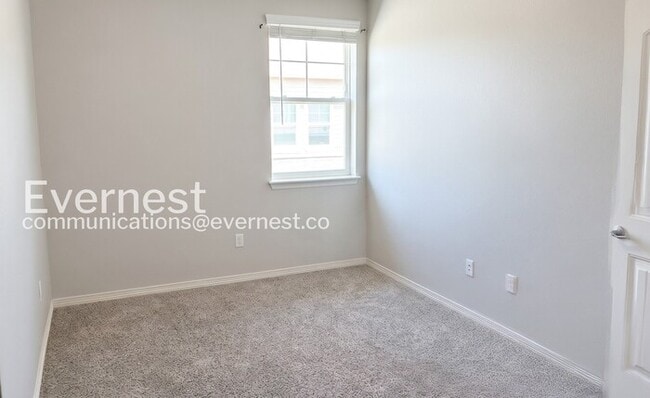 Building Photo - 3 Bed/2.5 Bath Town Home with Garage / Available Soon!