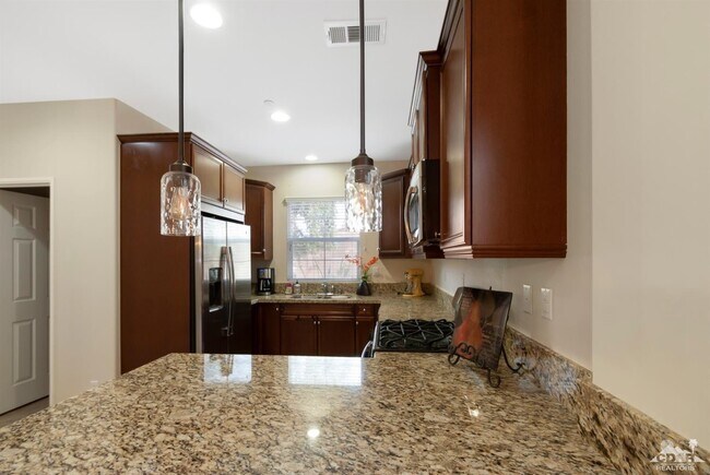 Building Photo - 3 Bed 2.5 Bath Spanish Walk Villa Palm Desert
