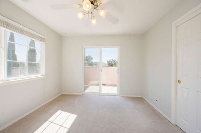 Building Photo - Charming 3bd/2.5 bath Condo