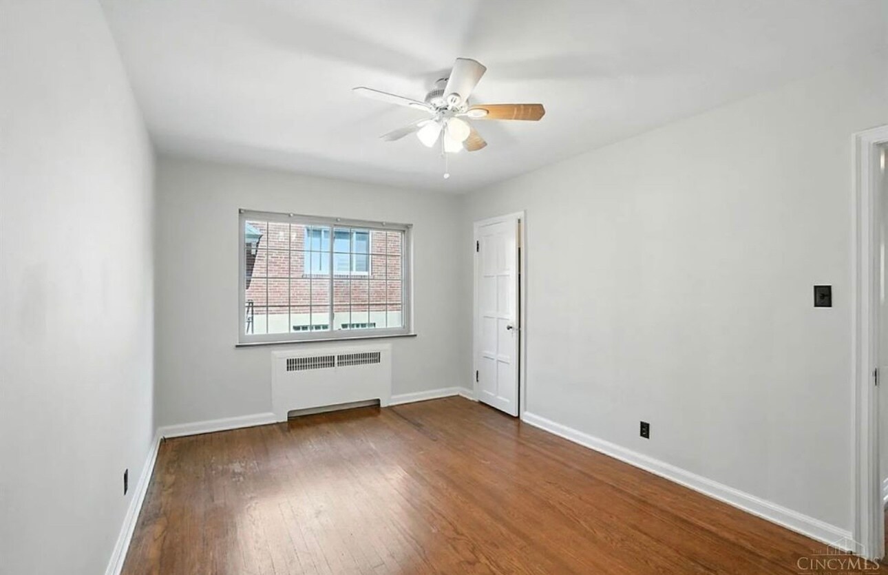 Room 1 - 6256 Rogers Park Pl