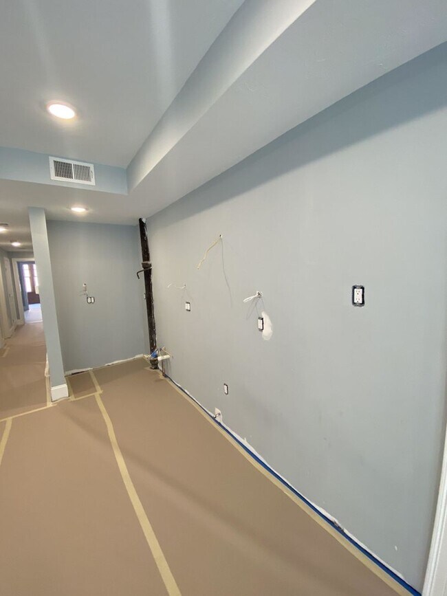 Building Photo - Fully Renovated, Central Heat/AC, Large bedrooms, Central Location. Laundry on a Site