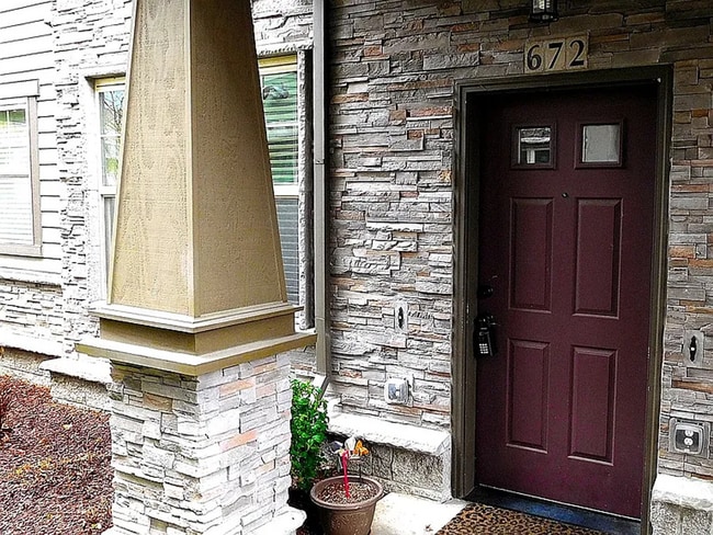 Building Photo - Comfortable Ground-Level 2-Bedroom Condo –...