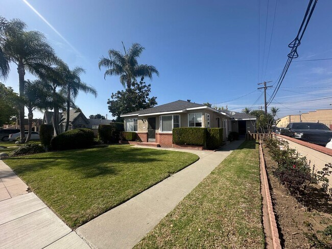 Building Photo - $500 OFF 1ST MONTHS RENT! Bright 2 Bedroom...