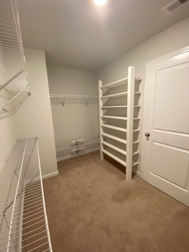 Building Photo - Welcome to a move-in ready haven!!!