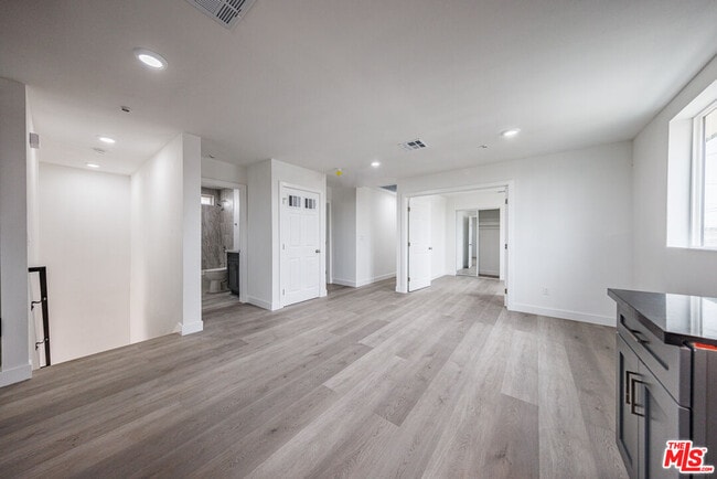 Building Photo - 1617 W 55th St